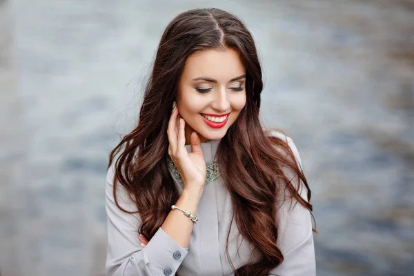 Close Portret Van Een Stijlvolle Zeer Mooie Brunette Meisje Rode Rechtenvrije Stockafbeeldingen