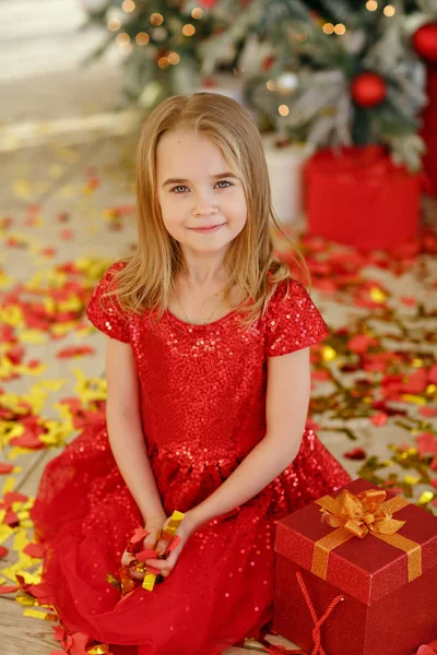 Menina Vestido Vermelho Pegou Confete Fundo Árvore Natal — Fotografia de Stock