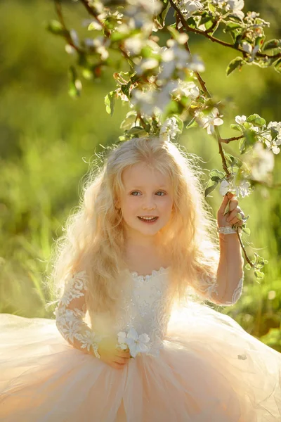 Niña Bebé Vestido Blanco Parque Manzanas Atardecer Sonriendo — Foto de Stock