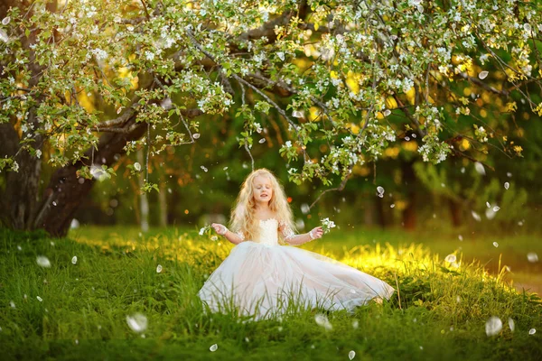 Una Niña Pequeña Con Vestido Blanco Está Parada Debajo Manzano —  Fotos de Stock