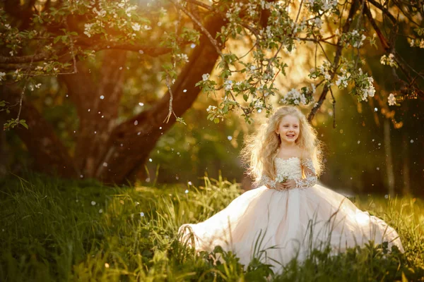 Маленька Дівчинка Білій Сукні Стоїть Під Яблунею Заході Сонця Посміхається — стокове фото