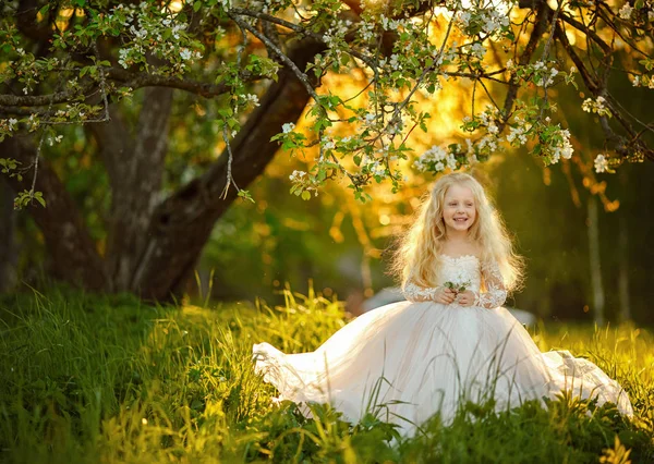 Kleines Mädchen Baby Weißem Kleid Steht Unter Einem Apfelbaum Bei — Stockfoto