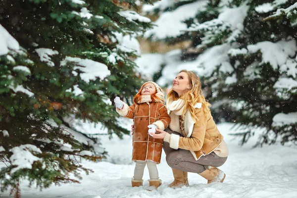 Little Red Haired Girl Toddler Mother Catch Snowflakes Park Winter — Stock Photo, Image