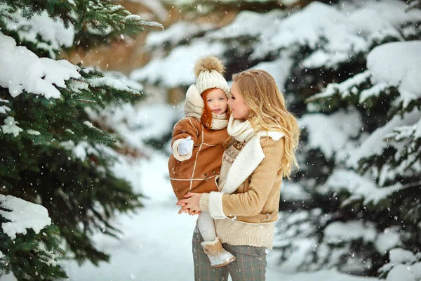 Маленькая Рыжая Девочка Младенец Мать Обнимаются Парке Среди Деревьев Зимнем — стоковое фото