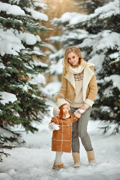 Little Red Haired Girl Toddler Mother Hugging Park Trees Winter — Stock Photo, Image