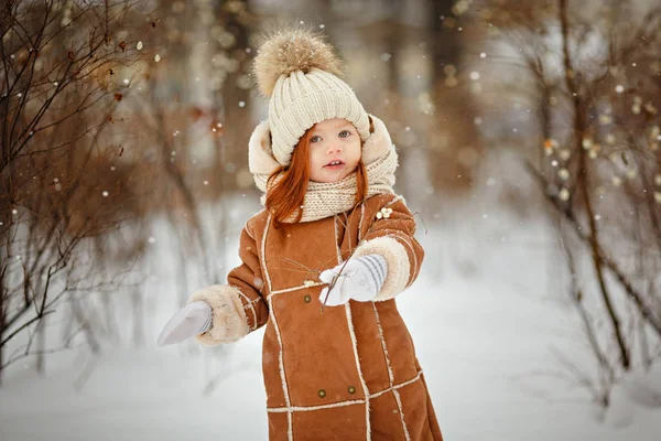 Una Bambina Dai Capelli Rossi Nel Parco Inverno Nevicando — Foto Stock