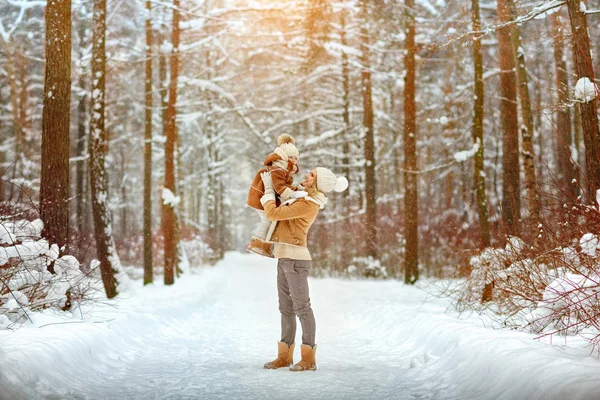 Kleine Rothaarige Mädchen Baby Und Mutter Haben Spaß Park Winter — Stockfoto