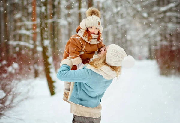 Little Red Haired Girl Baby Mother Having Fun Park Winter — Stock Photo, Image