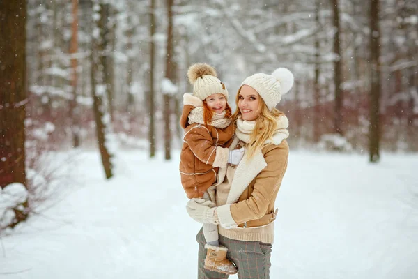 Niña Pelirroja Bebé Madre Divierten Parque Invierno Está Nevando — Foto de Stock