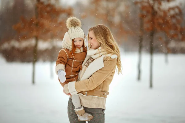 Little Red Haired Girl Baby Mother Having Fun Park Winter — Stock Photo, Image