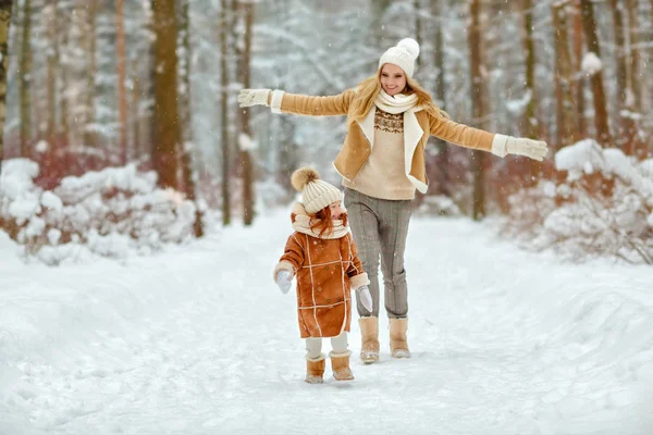 Pequena Criança Menina Cabelos Vermelhos Mãe Jogar Parque Inverno Neva — Fotografia de Stock