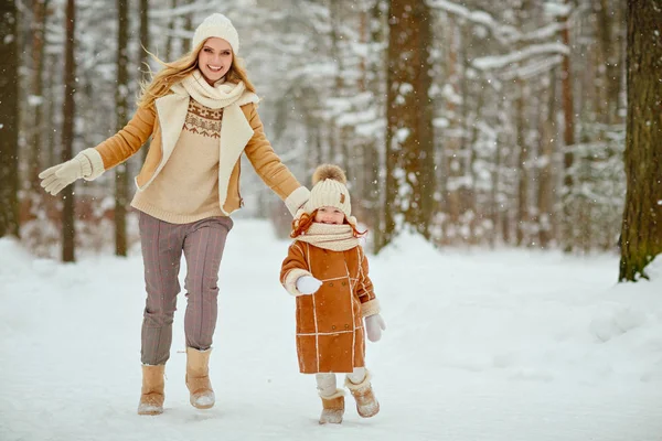 Roodharige Meisje Peuter Moeder Spelen Het Park Winter Het Sneeuwt — Stockfoto