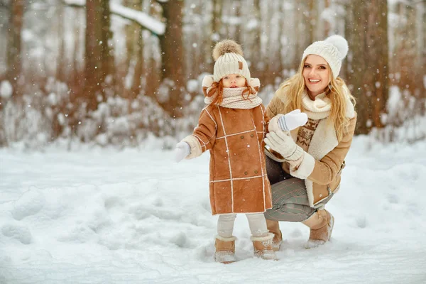 Pouco Bebê Menina Cabelos Vermelhos Mãe Estão Divertindo Parque Inverno — Fotografia de Stock