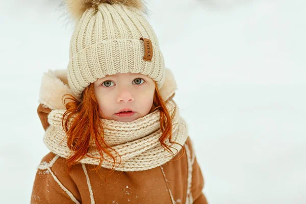 Redhead Μωρό Κοριτσάκι Στο Πάρκο Χειμώνα Χιονίζει Closeup Πορτρέτο — Φωτογραφία Αρχείου