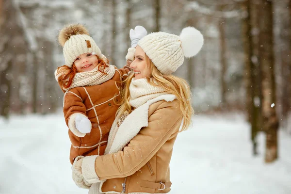 Little Red Haired Girl Baby Mother Having Fun Park Winter — Stock Photo, Image