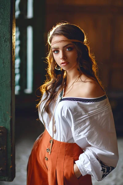 Retrato de una hermosa joven en estilo boho de pie junto al —  Fotos de Stock