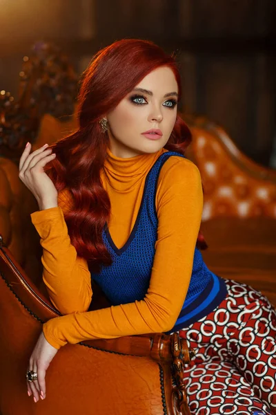 최신 유행 스타일과 레오 파 드 구두에서 아름 다운 섹시 한 빨간 머리 소녀 — 스톡 사진
