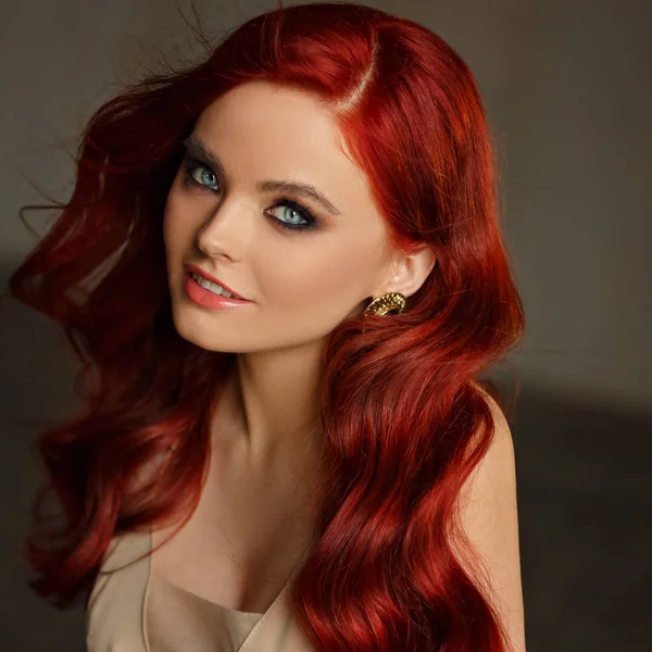 一个美丽性感的红头发女孩的肖像, 头发在运动。Cl — 图库照片