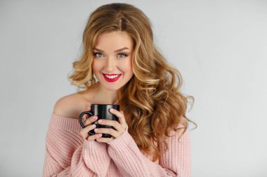 Kırmızı ruj onun han bir kaba tutan güzel sarışın kız