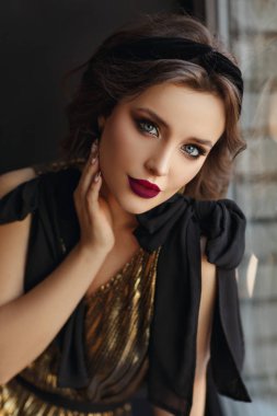 Seksi güzel ve şık modeli içinde mavi gözlü esmer kız