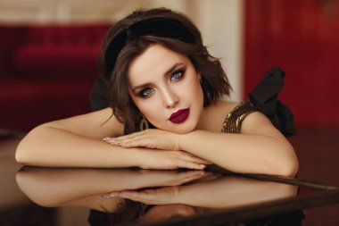 Seksi güzel ve şık model mavi gözlü esmer kız. P