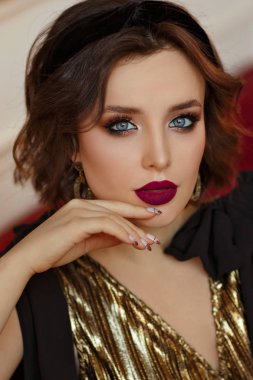 Seksi güzel ve şık model mavi gözlü esmer kız. P