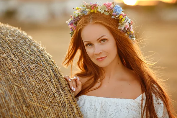 Menina Ruiva Bonito Vestido Branco Chapéu Está Sorrindo — Fotografia de Stock