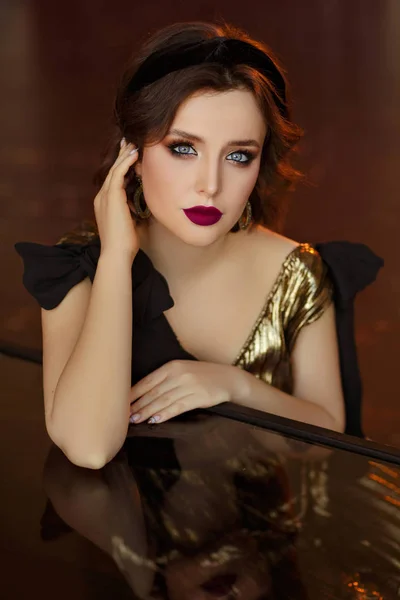 Sexy beautiful and stylish model brunette girl with blue eyes. P — Stock Photo, Image