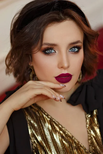 Gadis model berambut coklat yang seksi dan bergaya dengan mata biru. P — Stok Foto