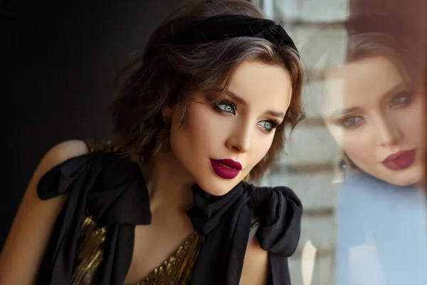 Sexig vacker och elegant modell brunett tjej med blå ögon i — Stockfoto