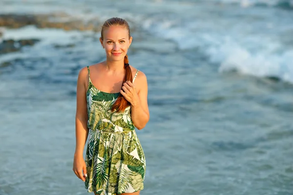 Linda chica pelirroja encantadora en un vestido verde sobre un fondo de Imágenes De Stock Sin Royalties Gratis