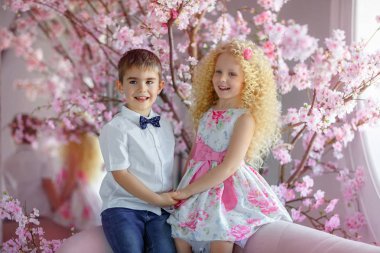 Sevimli sevimli küçük çocuk ve kız sarışın karşı el ele tutuşun 