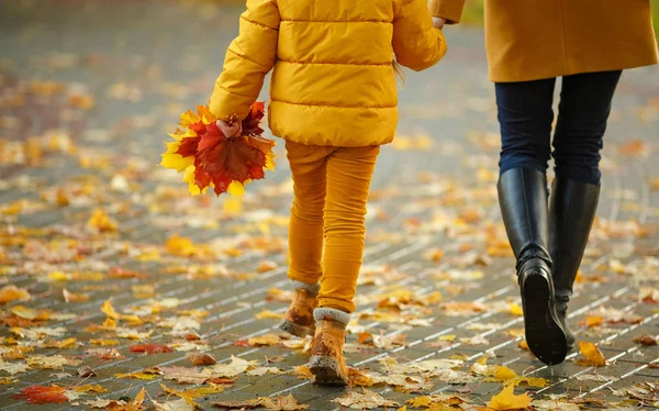 一个穿着黄色和蓝色衣服的金发姑娘的母亲和女儿玩得很开心 — 图库照片