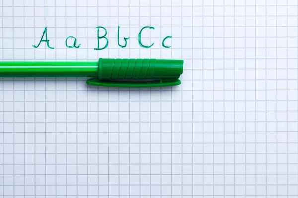 Groene Pen Met Handgeschreven Letters Vel Vierkant Papier Leren Abstracte — Stockfoto