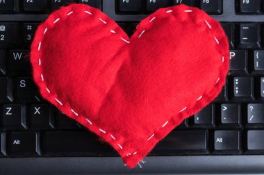 Sevgililer Günü 'nde bilgisayar klavyesinde ev yapımı kırmızı kalp. 