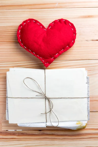 Красное Самодельное Сердце Куче Любовных Писем День Святого Валентина Естественный — стоковое фото