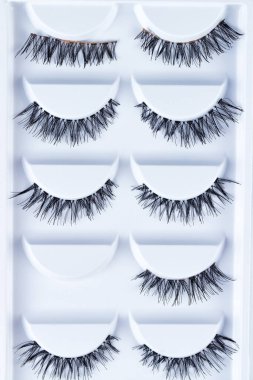 İki sıra beyaz kirpikli sahte kirpikler..