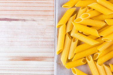 Çiğ glütensiz cannelloni makarnası. Uzayı sola kopyala.