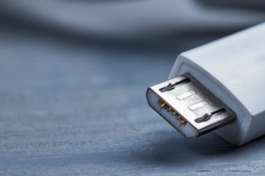 Mikro usb akıllı telefon güç kablosunun ahşap bir arka planda yakınlaştırılması.
