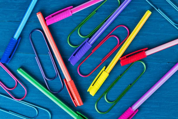 Pinzas Bolígrafos Colores Sobre Fondo Escritorio Azul Concepto Educativo —  Fotos de Stock