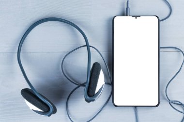 Boş ekranı ve kulaklığı olan daha az akıllı bir telefon. Müzik uygulaması soyut kavramı.