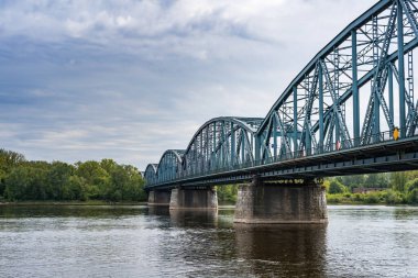 Torun, Polonya 'daki Vistula nehri üzerindeki Truss karayolu köprüsü. Geniş açı.