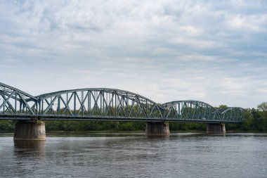 Torun, Polonya 'daki Vistula nehri üzerindeki Truss karayolu köprüsü. Geniş açı.
