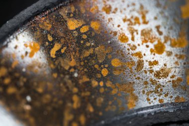 Metal bir araba disk frenindeki pasın soyut yakın plan görüntüsü. Sığ alan derinliği.