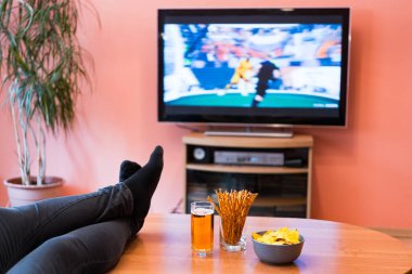Futbol ya da televizyonda bira, cips ve ekmek çubuklarıyla futbol izlemek..
