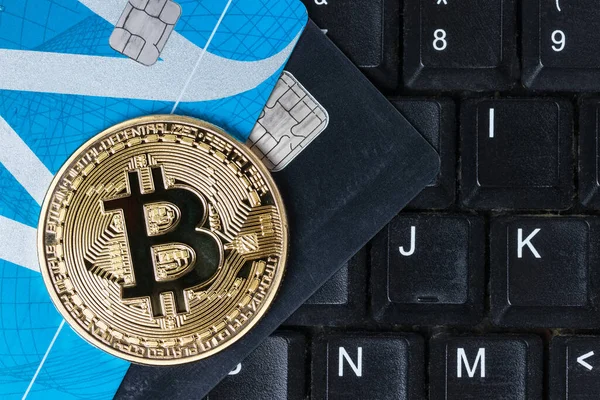 Gold Physische Bitcoin Auf Kreditkarten Und Computer Tastatur Kryptowährungseinkauf Abstraktes — Stockfoto