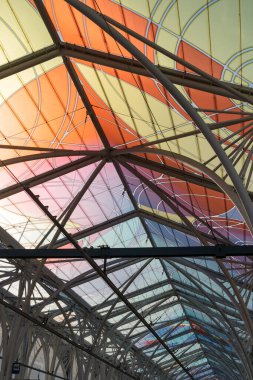 Polonya 'nın Lodz kentindeki tramvay durağının camında renkli desenler var..