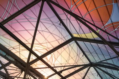 Polonya 'nın Lodz kentindeki tramvay durağının camında renkli desenler var..