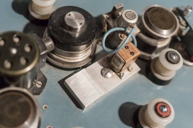 Klasik film projektörü ya da video düzenleme masasının tekerlekleri ve dişlileri.