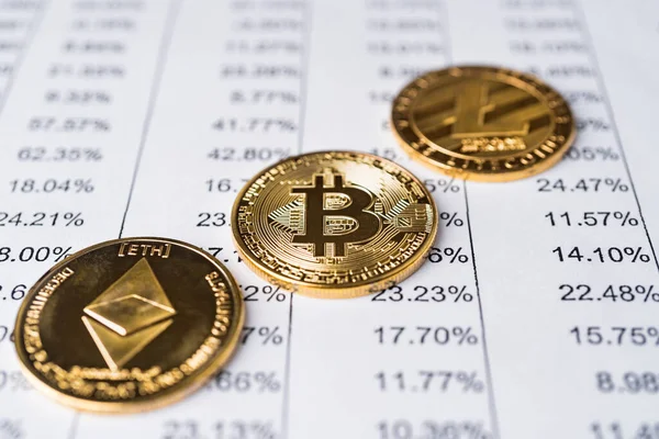 Gold Physische Bitcoin Litecoin Und Ethereum Münzen Auf Finanziellen Datensätzen — Stockfoto